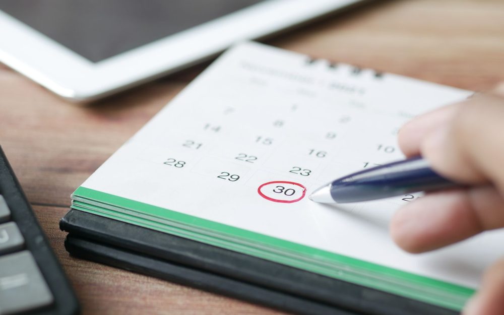 Marcando una cita en el calendario sobre la mesa