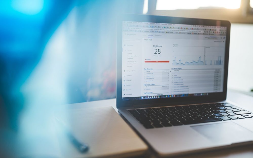 Informe de resultados de una web en la pantalla del portátil